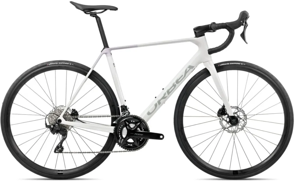 Wochenendangebot Orbea Orca M30 - 28 Zoll - Diamant - 2026 - Iris White (Gloss) - Lilac (Matt) - Größe 49 CM